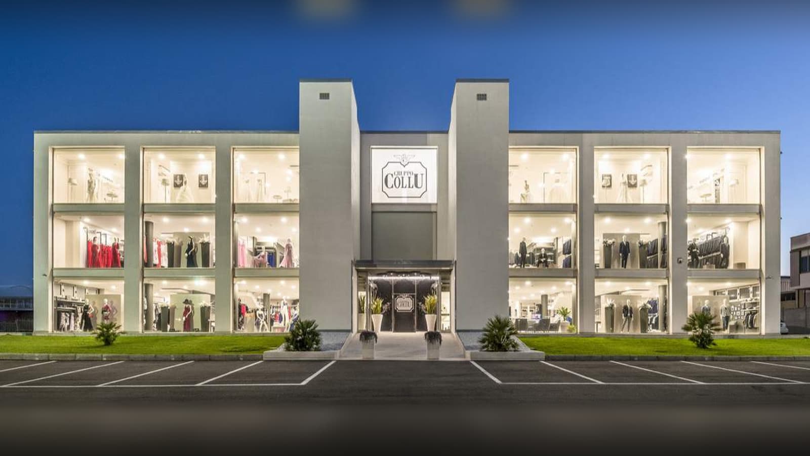 Lo spazio di vendita di Gruppo Collu illuminato al tramonto, la rete di moda multimarca che vende online con gruppocollu.it