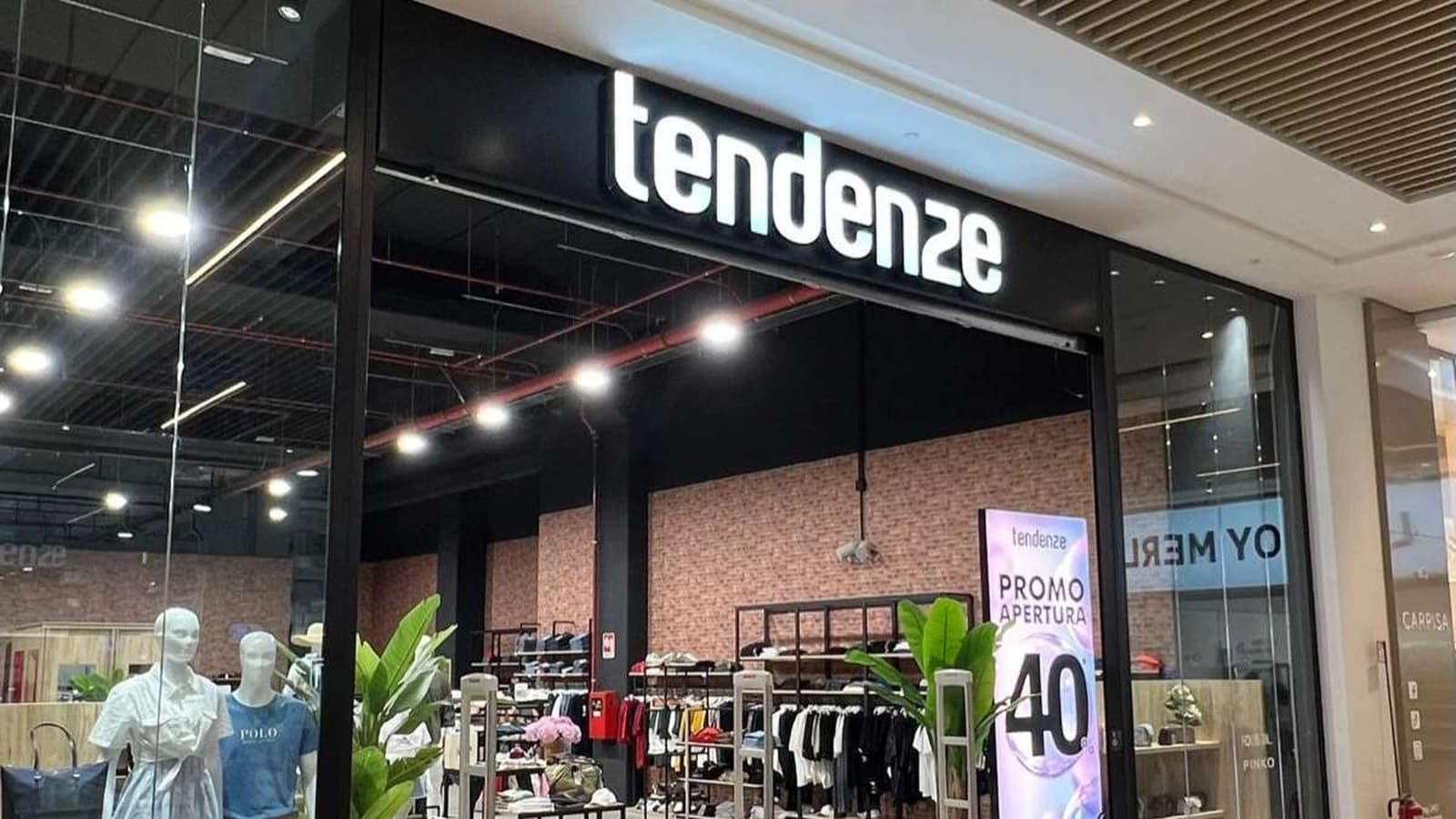 Vetrina di un punto vendita Tendenze, la rete che vende online con lo store Shopify Plus seguito da wmie